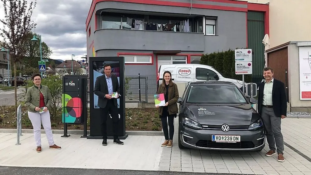 Michaela Weixler Bürgermeister Jochen Bocksruker, Anna Reichenberger und Bernhard Kappel von Prime Mobility beim neuen Carsharing-Standort