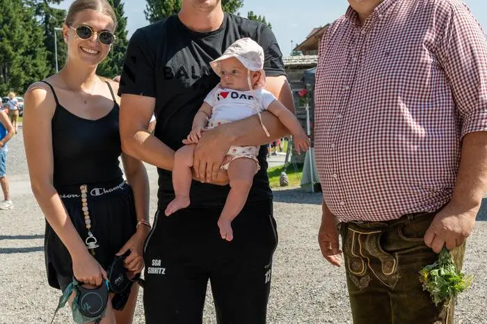v.l. Corina Moser, Martin Hinteregger mit Tochter Leni und Bürgermeister Wilfried Mödritscher