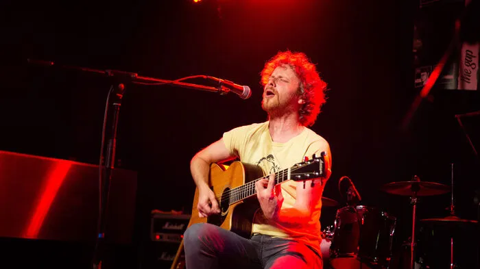 Der Grazer Singer/Songwriter Stefan Wedam eröffnet den Abend am Samstag im p.p.c. mit einem mitreißenden Solo-Set mit Akustikgitarre und Chello.
