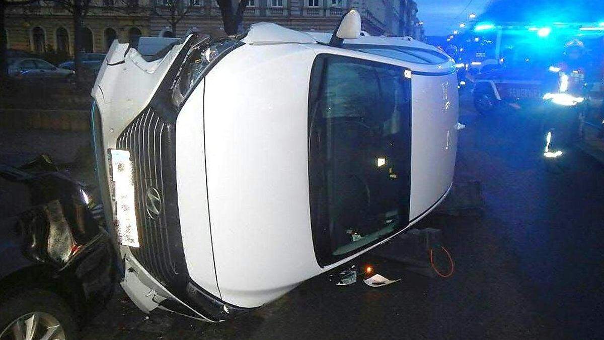 Das Auto kippte in der Nordwestbahnstraße um