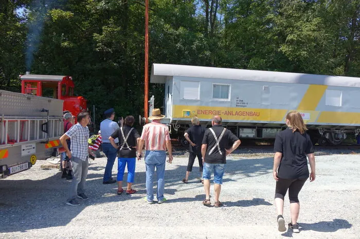 Der kleinere der beiden Waggons ist 13,8 Meter lang. Er wurde gleich vom Flascherlzug selber abgeholt. Dafür musste er ebenfalls mithilfe des Krans verladen werden - von den breiteren Gleisen auf die Schmalspurbreite des Flascherlzugs.