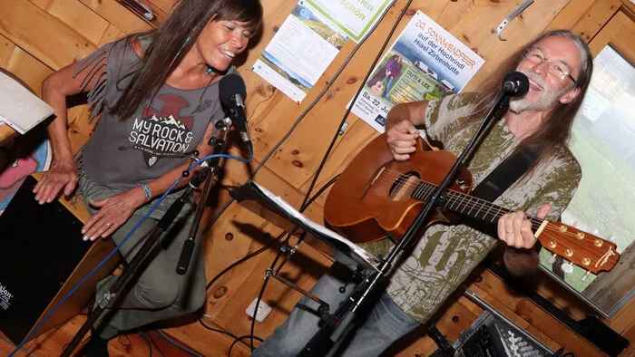 Ein Höhepunkt des Abends war das Konzert des bekannten Duos „Outi &amp; Lee“ aus Launsdorf.