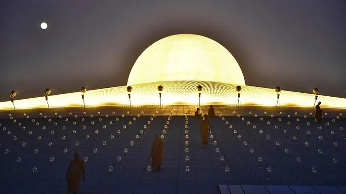 Makha Bucha ist einer der wichtigsten buddhistischen Feiertage in Thailand, Laos und Kambodscha und findet immer am Vollmondtag des dritten Mondmonats statt.