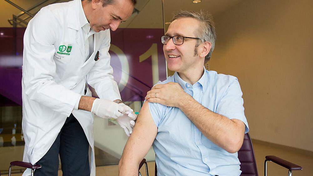 Grippe-Koordinator der Kages Robert Krause bei der Live-Impfung von Holger Flick (Klinische Abteilung für Pulmonologie)