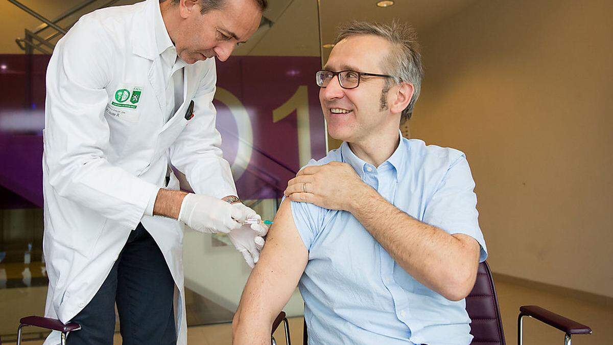Grippe-Koordinator der Kages Robert Krause bei der Live-Impfung von Holger Flick (Klinische Abteilung für Pulmonologie)