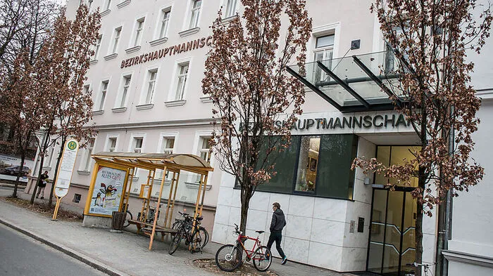 Mutter und Tochter wurden aus dem Gebäude verwiesen 