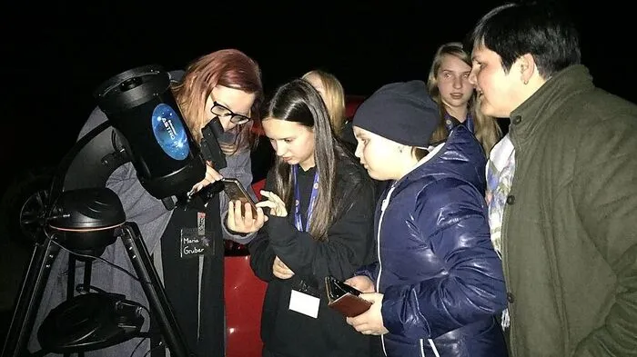 Lehrerin Maria Gruber ermöglichte den Blick zum Mond