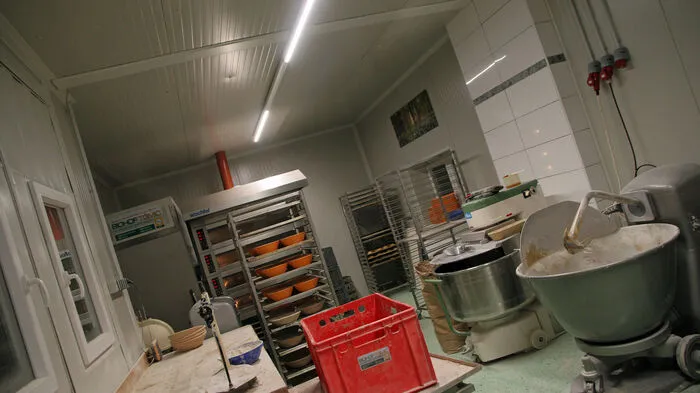 Machen Sie einen Rundgang durch die neue Backstube am Biohof Tomic und schauen sie Hansi Camlek bei der Arbeit zu . . .