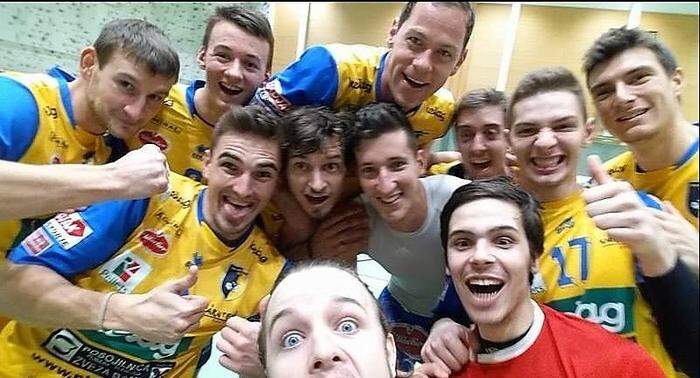 Die Mannschaft des SK Aich/Dob schätzt ihre Fans, mit einem Selfie gratulierten sie Fansprecher Roland Opetnik zum Geburtstag
