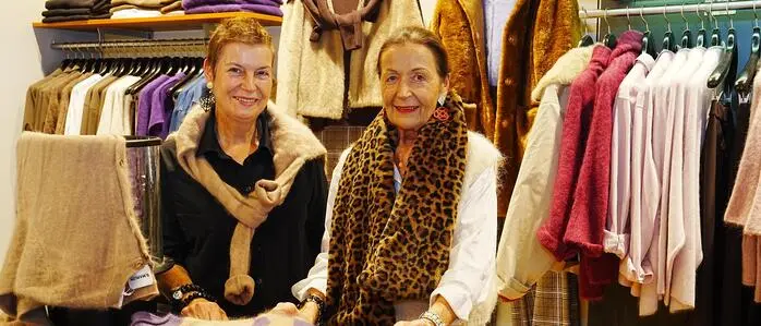 Die Modeboutique New Place Fashion von Elisabeth Jeglic (links) und Sonja Wegscheider feiert 25-Jahr-Jubiläum