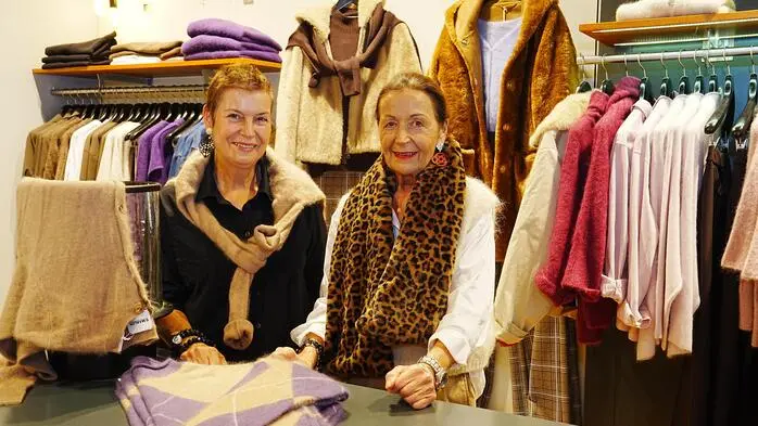 Die Modeboutique New Place Fashion von Elisabeth Jeglic (links) und Sonja Wegscheider feiert 25-Jahr-Jubiläum