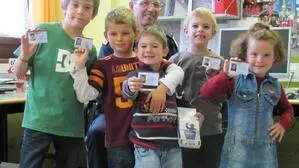 Herbst 2010: Niklas Schmied (Zweiter von links) als Kinderpolizist auf der Polizeiinspektion Radenthein mit Freunden und dem damaligen Kommandanten Helmut Allmayer 