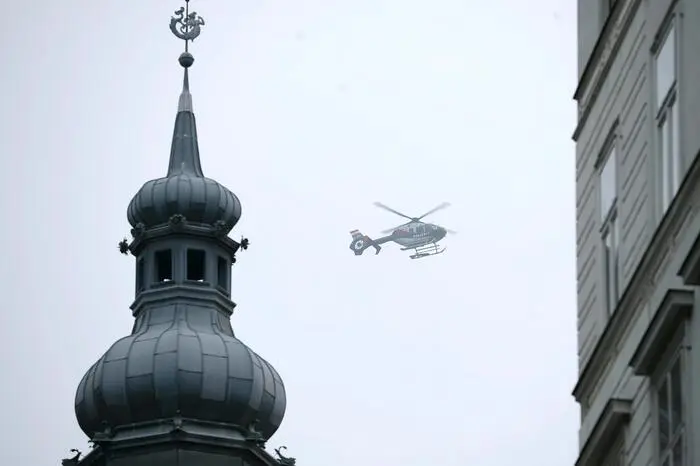 Eine großräumige Fahndung wurde sofort eingeleitet. Auch ein Hubschrauber kreiste über der City.