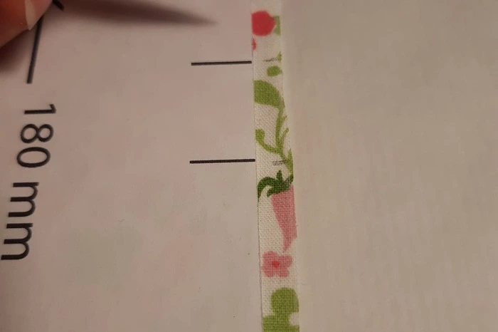 Auf nur einem Stoffteil die Markierungen für Falten anzeichnen. Eine kleine Anmerkung zu den Nähutensilien: Wer passendes Material nicht zu Hause lagernd hat, sollte jetzt nicht extra losziehen, um sich welches zu besorgen. Dann lieber fertige Masken bestellen, etwa unter stoff.werk@caritas-steiermark.at 