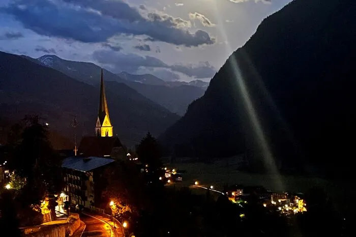 Heiligenblut bei Nacht und Vollmond hat unsere fleißige Reporterin Gerlinde Privschek aus Miesenbach festgehalten.