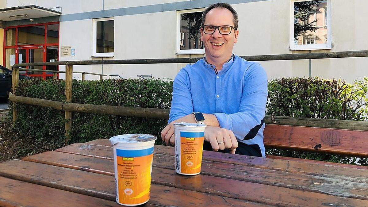 Auf eine Schulmilch im Schulhof der VS I in Feldbach