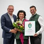 Landeshauptmann Mario Kunasek überreichte das Landeswappen an AllergoSan-Gründerin Anita Frauwallner und Bernd Assinger