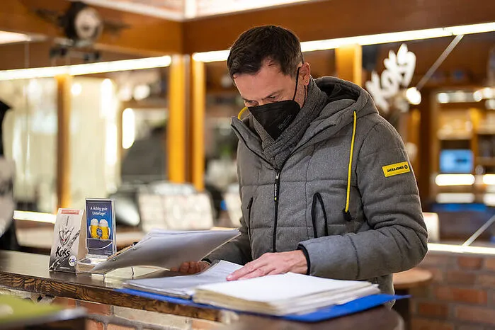Andreas Köhler von der Stadt Graz findet einige Mängel bei der Gästeregistrierung.