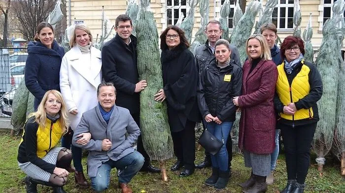 Elisabeth Scheucher-Pichler, Präsidentin des Hilfswerks Kärnten, Landesrat Gruber, Mitarbeiterinnen und Mitarbeiter freuen sich auf die Aktion