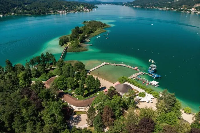 Das Promenadenbad in Pörtschach am Wörthersee im Panorama mit Blumeninsel, Sprung- und Rutschenturm. Das wahrscheinlich freundlichste und schönste Bad am Wörthersee.
