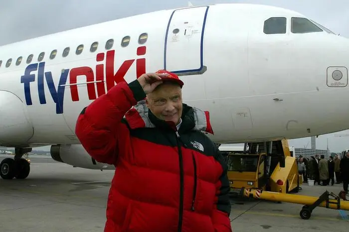 Nach zwei ersten Airline-Unternehmungen - darunter die spektakulär in der AUA (Austrian Airlines) aufgegangene Lauda Air - hatte Lauda 2003 im Zuge des Kaufs der Österreich-Tochter des deutschen Aero Lloyd eine Low-Cost-Airline namens flyniki bzw. Niki aufgestellt.