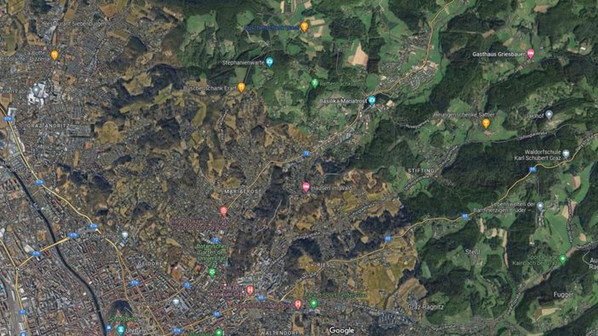 Auf Google Maps spaziert man durch Bilder mehrerer Jahre: Frische Bilder (in Grün rechts), alte Ansichten (links aus 2019)