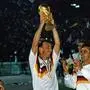  Deutschland - Argentinien Italien, Rom, 08.07.1990, Fussball, FIFA WM 1990 in Italien, Finale, DFB Deutschland - Argentinien 1:0: v.l. Andreas Brehme, Pierre Littbarski beide Deutschland mit dem WM-Pokal. *** Germany Argentina Italy, Rome, 08 07 1990, Football, FIFA World Cup 1990 in Italy, Final, DFB Germany Argentina 1 0 v l Andreas Brehme, Pierre Littbarski both Germany with the World Cup