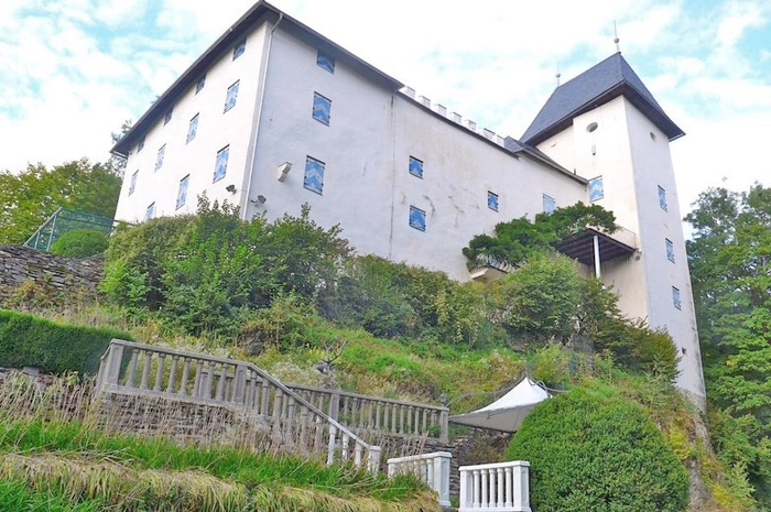 Das Schloss Drasing ist über 1000 Jahre alt und wurde von Mucha aufwendig renoviert und modernisiert. Das frühere unpassende Eierspeisgelb wurde in zweijähriger Arbeit abgekletzelt und durch die ursprüngliche Farbe ersetzt.