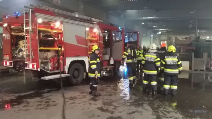 29 Feuerwehrleute der Feuerwehren Preding, Wohlsdorf und Wettmannsstätten rückten am Freitag zu einem Brandeinsatz in einer holzverarbeitenden Firma in Preding aus.