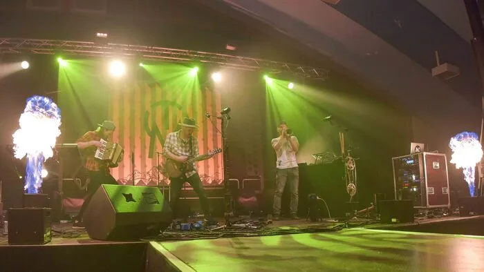 Die Kärntner Band Matakustix brachte die ausverkaufte Tennishalle in Obervellach zum Beben,...