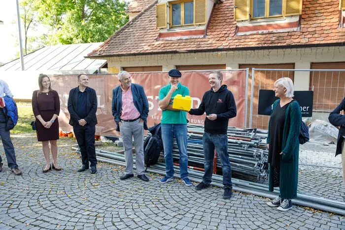Ein Verein wurde gegründet, um Spenden aufzutreiben. Obmann ist Ex-Caritaspräsident Franz Küberl. Nun gibt es eine neue Bausteinaktion, unterstützt von Lego-Enthusiasten.