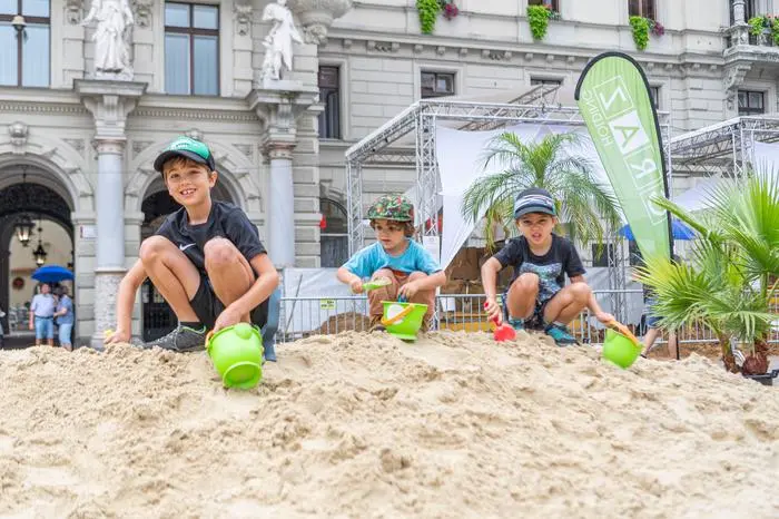 Elf mal elf Meter groß ist die riesige Sandkiste vor dem Rathaus