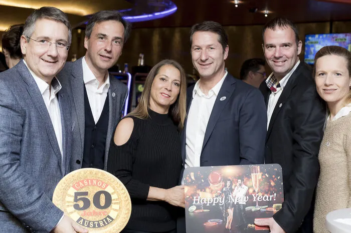 ... Gerade konnten wir auch unser neues Restaurant, das Cuisino, präsentieren“, zog der Casino-Direktor stolz Bilanz. Und versprach: „2017 warten weitere Neuerungen. Aber wir wollen es noch ein wenig spannend machen.“ Mit ihm im Bild: Bürgermeister Siegfried Nagl, Sturm-Trainer Franco Foda und Fußball-Legende Mario Haas mit ihren Frauen.