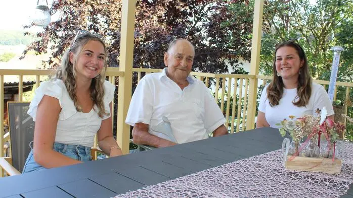 Konrad Rogan mit Landjugend-Leiterin Emma Friedheim (l.) und Romana Nigitz (Sportreferentin der Landjugend St. Margarethen an der Raab)