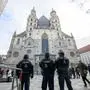 ABD0027_20231224 - WIEN - ÖSTERREICH: ZU APA0165 VOM 23.12.2023 - Nach Hinweisen auf einen möglichen Anschlagsplan einer islamistischen Gruppe in Wien wurden am Sonntag, 24. Dezember 2023, die Sicherheitsmaßnahmen u.a. rund um den Stephansdom verstärkt. - FOTO: APA/MAX SLOVENCIK