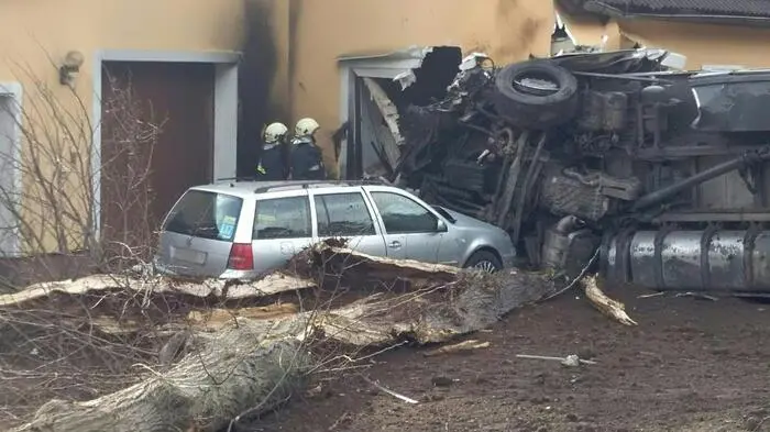 Der Lenker wurde bei dem Unfall im Führerhaus eingeklemmt und musste befreit werden.