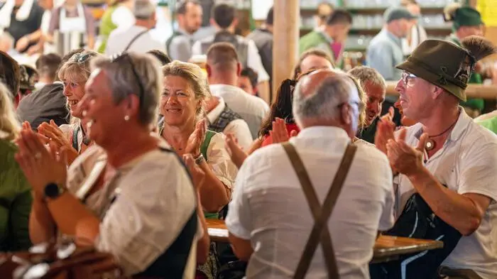 Im Laufe des Vormittags füllte sich das Festzelt