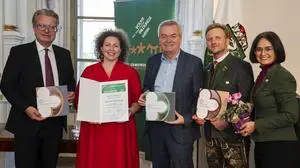 Heike Dobrovolny (2.v.l.) war eine der Preisträgerinnen, die von Landeshauptmann Christopher Drexler, LH-Stellvertreter Anton Lang, dem Präsidenten des Steirischen Volksbildungswerks, Willi Gabalier, und Volksbildungswerk-Geschäftsführerin Isolde Seirer-Melinz geehrt wurde