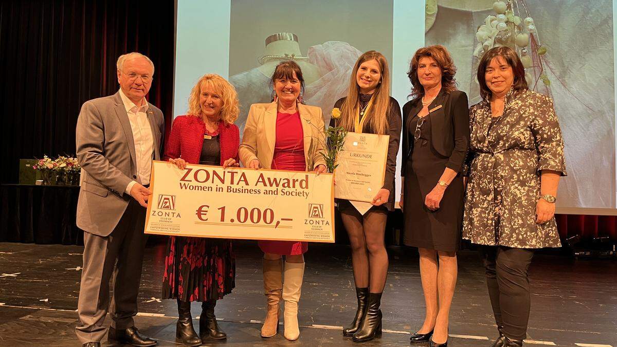 Bürgermeister Josef Ober, Zonta-Präsidentin Margreth Kortschak-Huber, Landtagspräsidentin Manuela Khom, Award-Gewinnerin Nicola Hochegger, die für den Award verantwortliche Servicereferentin Barbara Jantscher, Nationalratsabgeordnete Agnes Totter