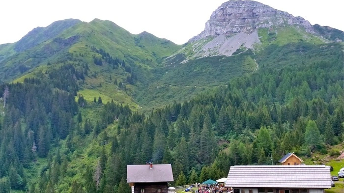 Auf der Klein Kordin Alm oberhalb von Stranig, Marktgemeinde Kirchbach, wurde der Anschnitt des Gailtaler Almkäses gefeiert.