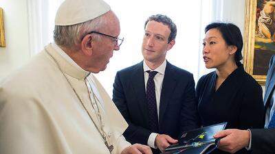Papst Franziskus mit Marc Zuckerberg und dessen Frau Priscilla Chan