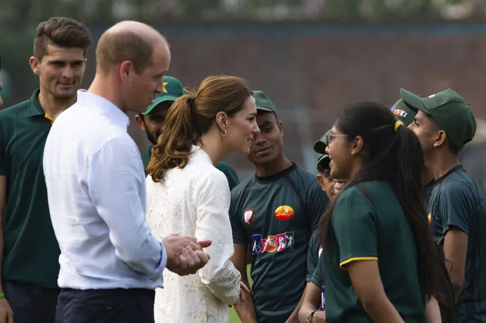 An der Pakistan Cricket Academy in Lahore statteten William und Kate Studenten einen Besuch ab und griffen auch selbst zum Cricketschläger.