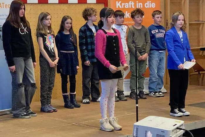 Kinder von zehn Volksschulen der Bezirke Murau und Murtal stellten ihre kreativen Arbeiten vor und erhielten gemeinsam mit den zehn Kraft-Partnerunternehmen eine Auszeichnung.