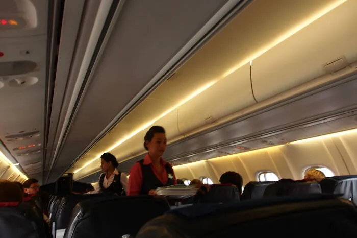 Das Flugzeug ist zwar eine große Passagiermaschine, jedoch werden nur die Fenstersitze vergeben. Kein Wunder, denn man fliegt die VIP-Reihe des Himalaya ab. Und dafür ...