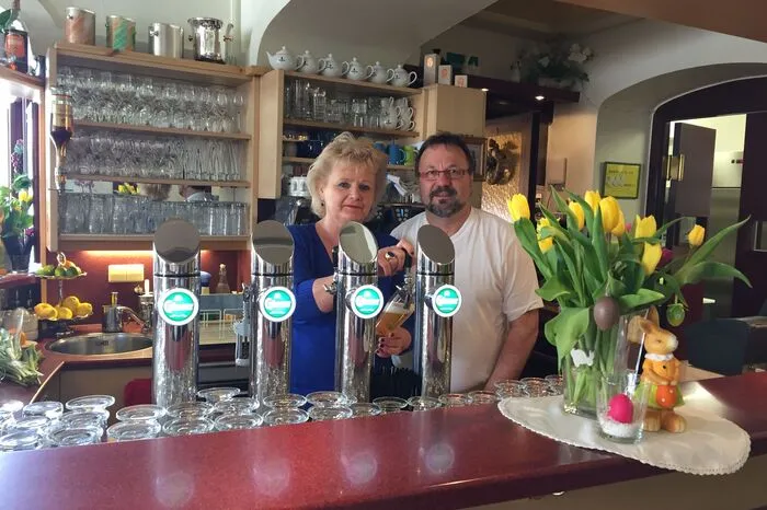 „Wir machen am 15. Mai wieder regulär auf. Als Vorgeschmack gibt es zum Muttertag die Möglichkeit unser bekanntes Bauern-Cordon-Bleu oder Josefs Grillplatte ab zwei Personen zum Abholen“, sagen Josef und Edith Christler von Josefs Restaurant in Kötschach-Mauthen. Josefs Restaurant, Tel. (04715) 77 321