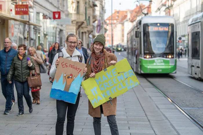 ... stand auf den Schildern, die am Freitagnachmittag an vielen Stellen in Graz auftauchten ...