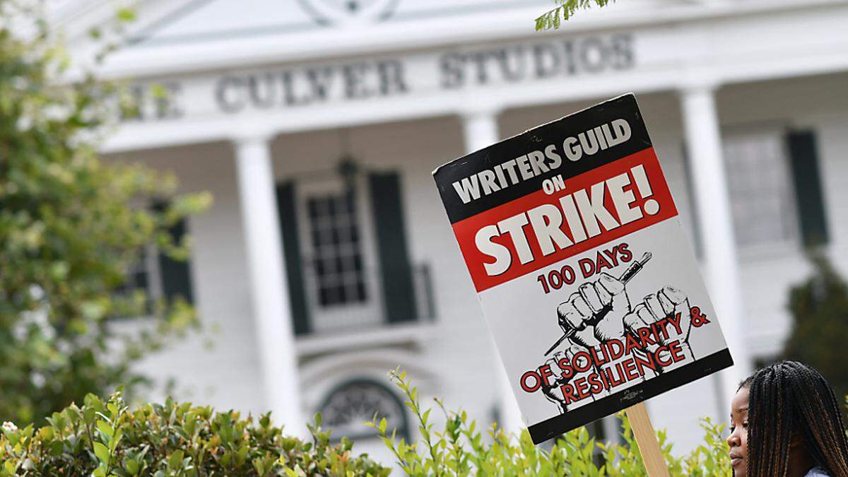 Im Hollywood-Streik gibt es vorläufige Einigung zwischen der Gewerkschaft der Drehbuchautoren und den großen Studios und Streaming-Anbietern
