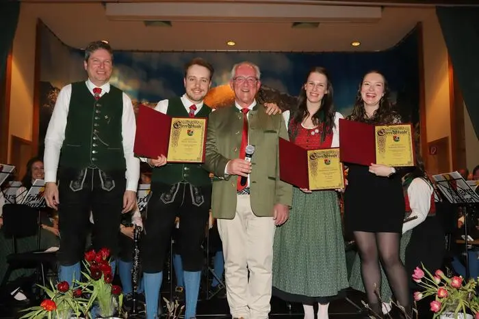 Für 15 Jahre Mitgliedschaft bei der TK-Ebene Reichenau erhielten aus den Händen von Bürgermeister Karl Lessiak die Ehrennadel in Silber von links: Alexander Maier, Cornelia Rossmann und Martina Lassnig. (leider nicht am Foto Yvonne Maier).