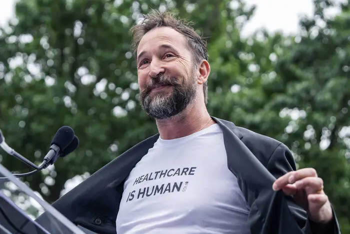 Noah Wyle unterstützt „Healthcare Is Human“