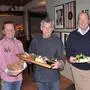 Brauhaus-Geschäftsführer Wolfgang Glanznig, Küchenchef Bernhard Jandl und Lebenshilfe-Präsident Anton Henckel-Donnersmarck (von links)